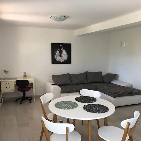 Mit Gruenem Garten Und Meerblick By Interhome Šilo
