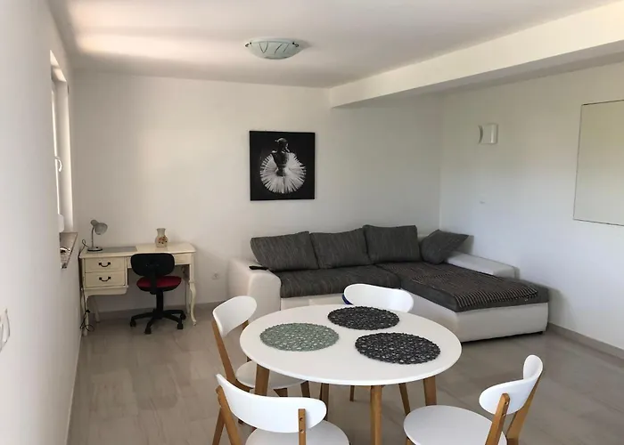 Mit Gruenem Garten Und Meerblick By Interhome Šilo