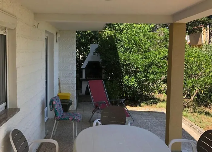 Mit Gruenem Garten Und Meerblick By Interhome