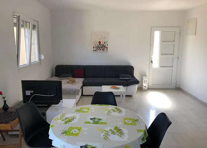 Case de vacanță Mit Gruenem Garten Und Meerblick By Interhome *