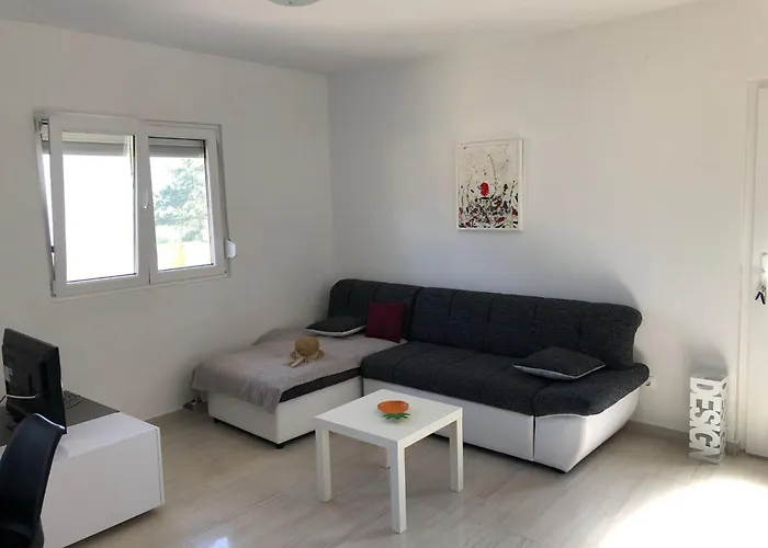 Mit Gruenem Garten Und Meerblick By Interhome *