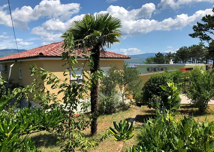 Holiday home Mit Gruenem Garten Und Meerblick By Interhome