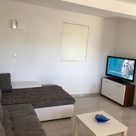 Mit Gruenem Garten Und Meerblick By Interhome *
