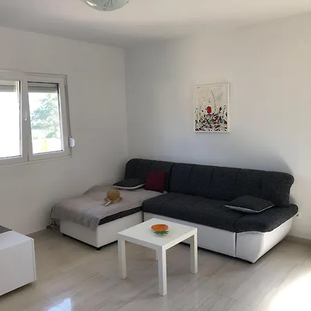 Mit Gruenem Garten Und Meerblick By Interhome *